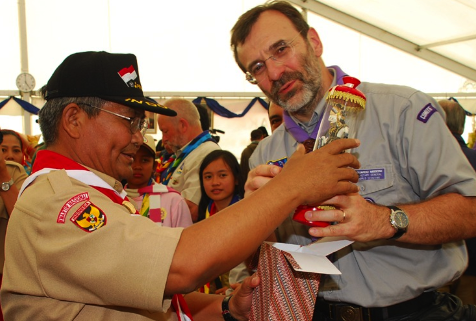 Kak Azrul Azwar selalu memberi kesempatan Annas dan staffnya untuk maju dan tampil dalam berbagai kegiatan dan kesempatan.
