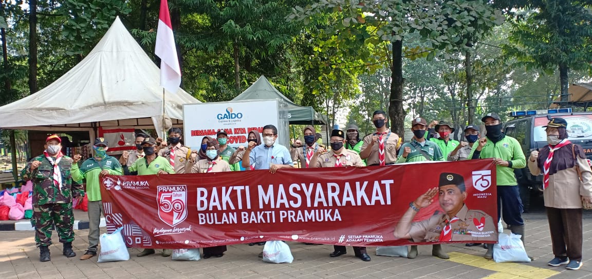 Pramuka Serahkan Bantuan Paket Sembako kepada Petugas Pemakaman Jenazah Covid-19