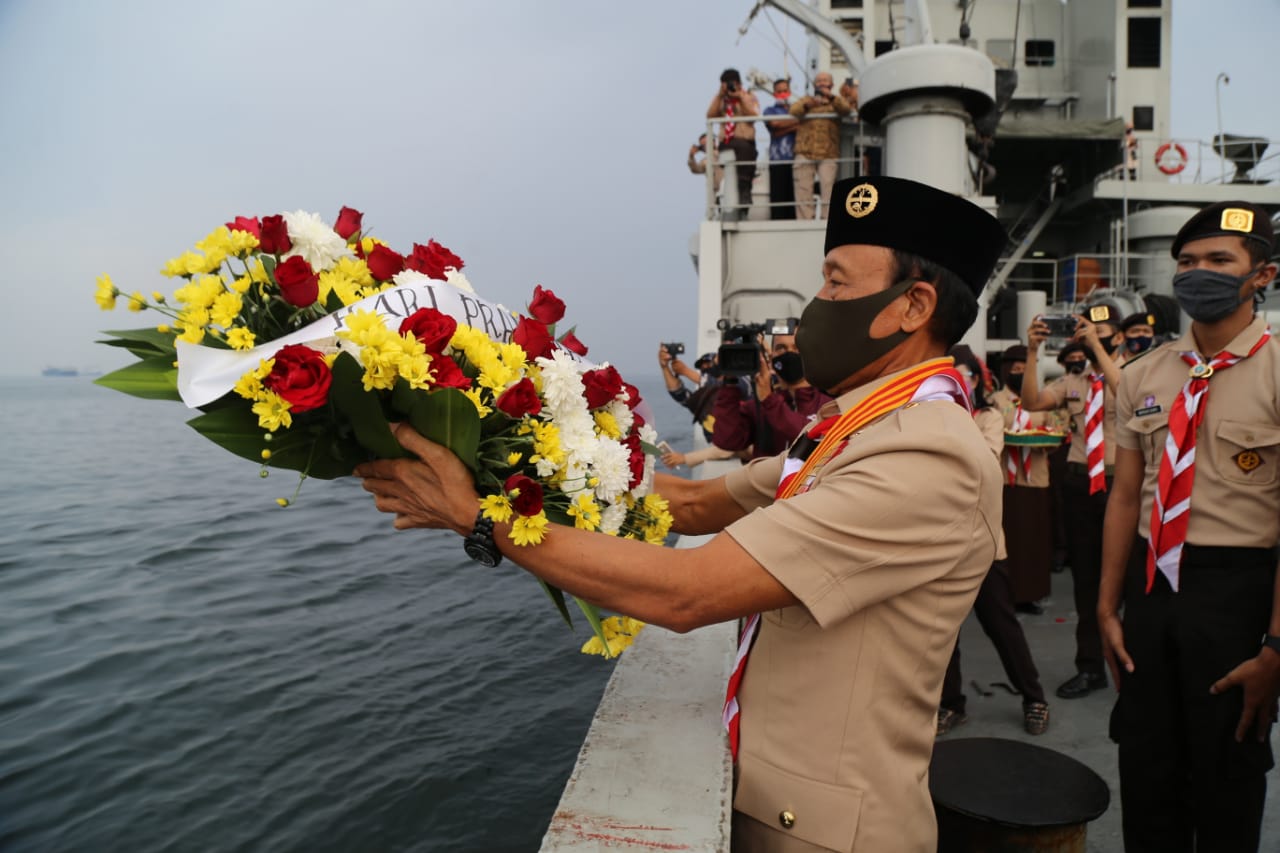 Jelang Hari Pramuka 2020: Pramuka Tabur Bunga di Atas KRI Leuser 924 di Teluk Jakarta