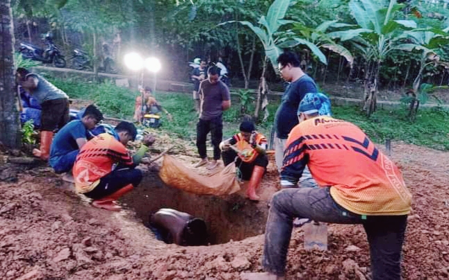 Pramuka Gali Kubur Korban Covid-19