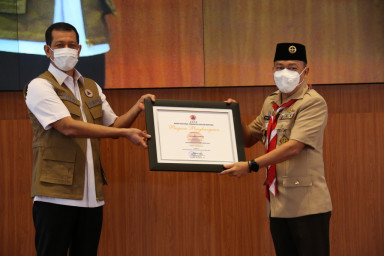 Gerakan Pramuka Raih Penghargaan “Tangguh Award” dari BNPB