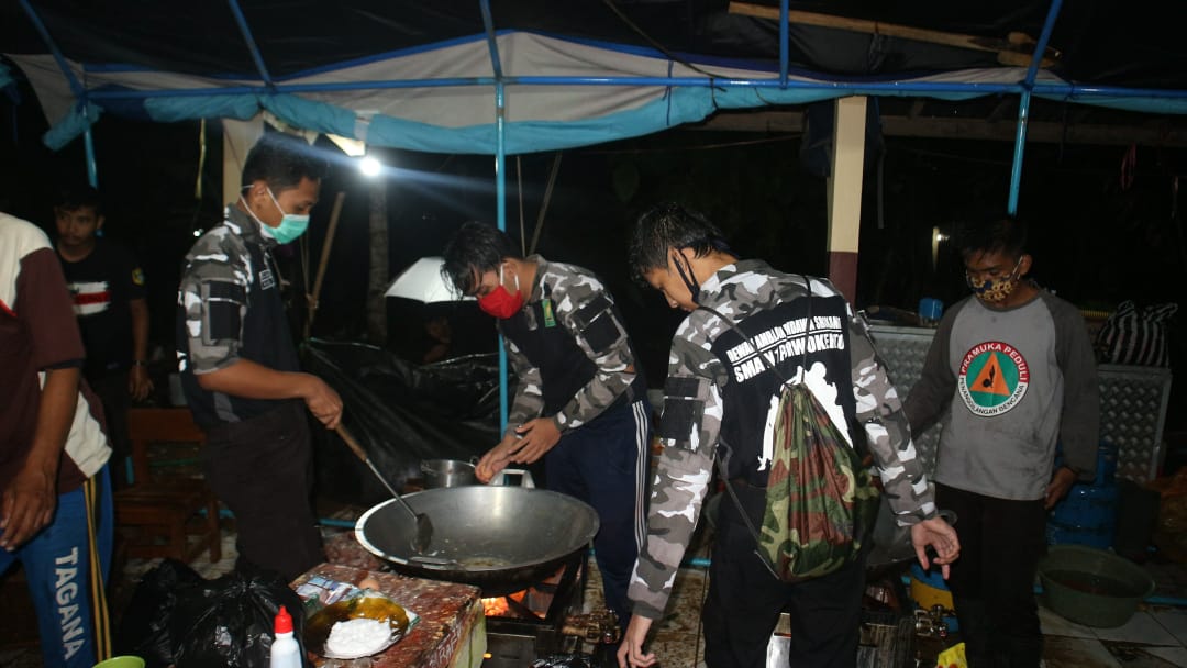 Pramuka SMAN 1 Purwokerto Bantu Korban Banjir Sirau