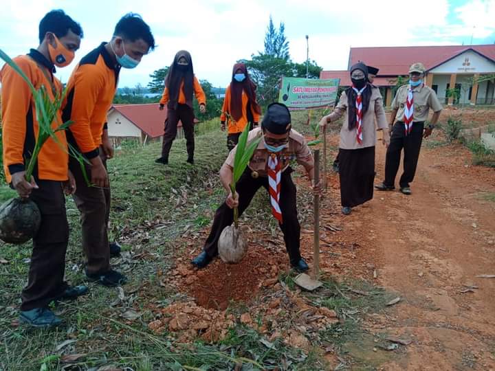 Kwarcab Bintan Dukung Gerakan Menanam Satu Milyar Pohon Kelapa