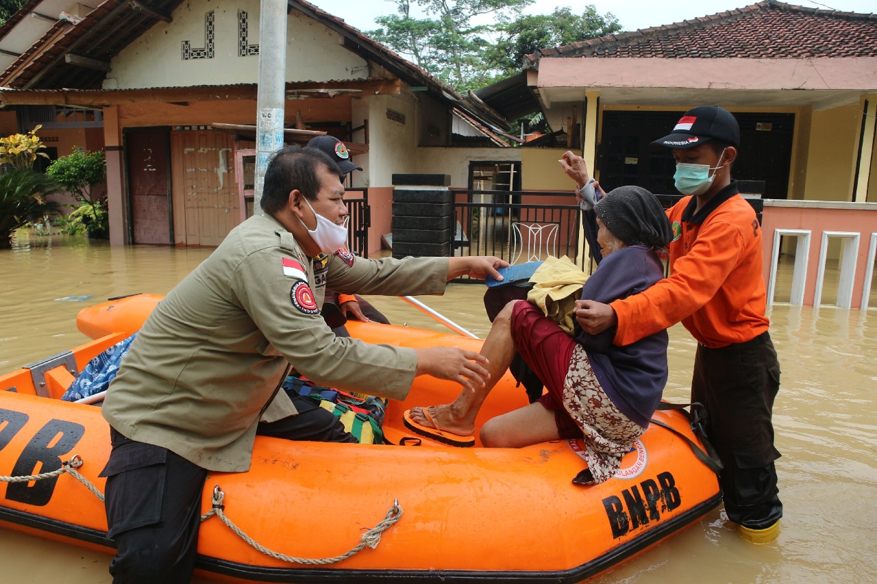 Pramuka Peduli Banyumas Evakuasi Warga Terdampak Banjir