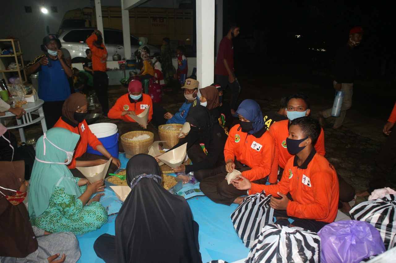 Pramuka Bantu Siapkan Makan Warga Terdampak Banjir Banyumas