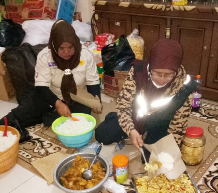 Pramuka Penegak Buka Dapur Umum Bagi Tim SAR Longsor Sumedang