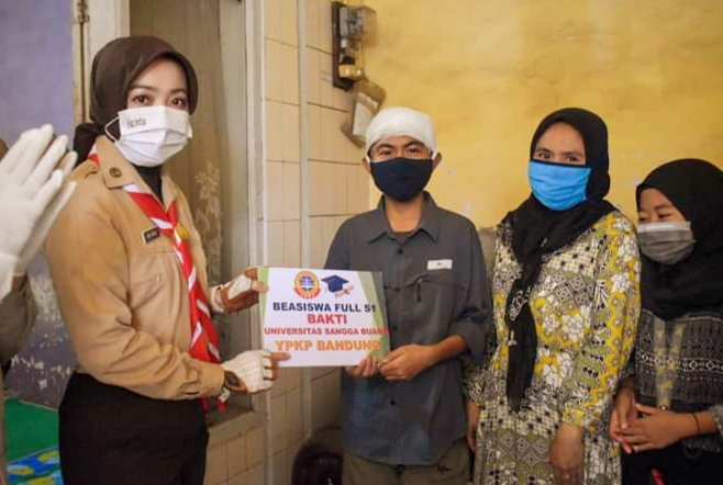 Ketua Kwarda Jabar Serahkan Beasiswa Hingga S1 kepada Putera Alm. Kak Dadang