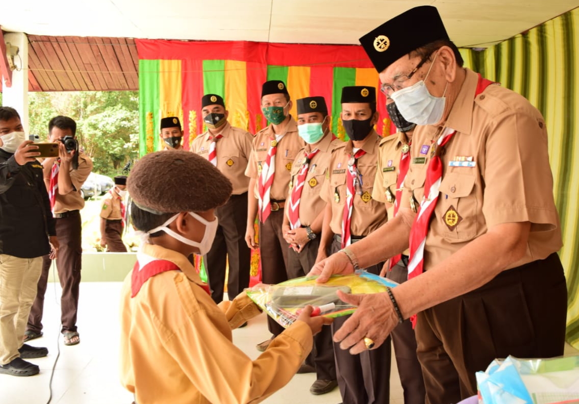 Kwarda Riau Bagikan Perlengkapan Sekolah Bagi Anggota Pramuka