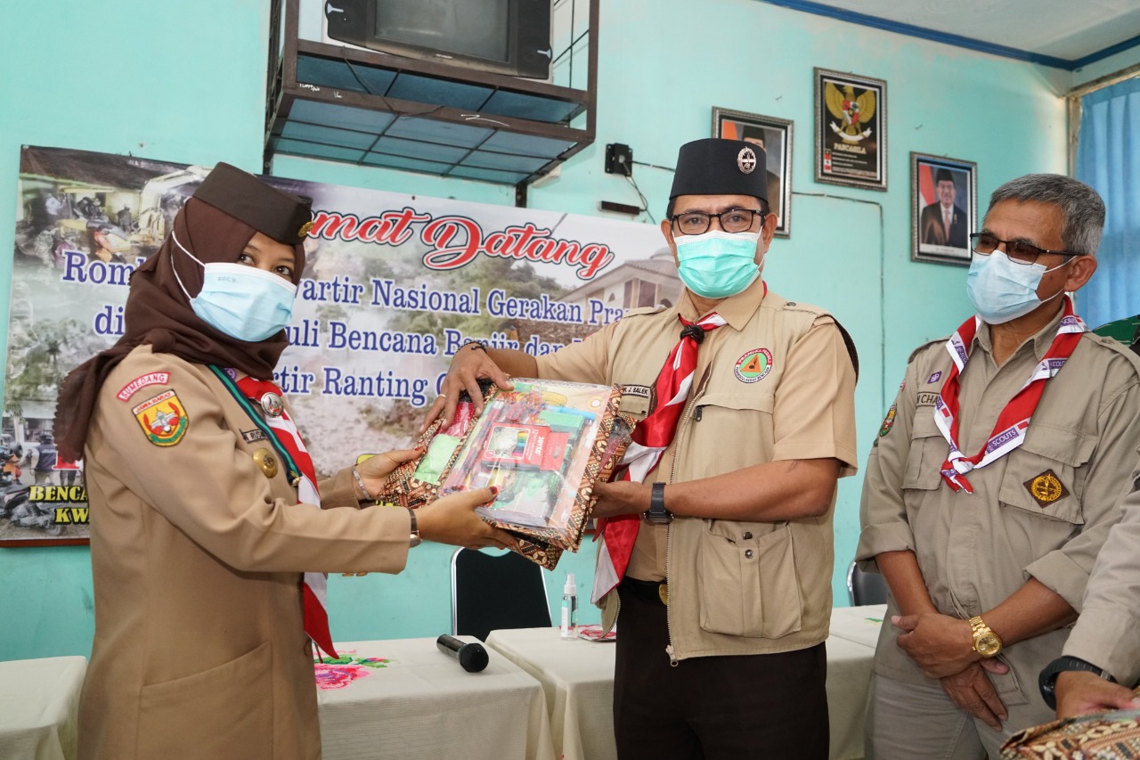 Kwarnas Serahkan Bantuan Kemanusiaan kepada Korban Longsor Sumedang