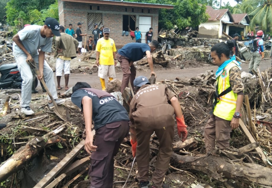 Pramuka Lembata Ikut Bantu Mencari Korban Hilang dan Evakuasi Warga Terdampak Bencana Banjir
