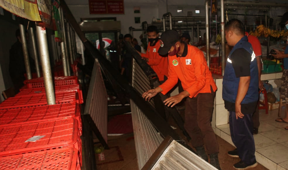 Bupati Banyumas Mengucapkan Terima Kasih Pada Pramuka Atas Kesigapan Evakuasi Atap Pasar Manis