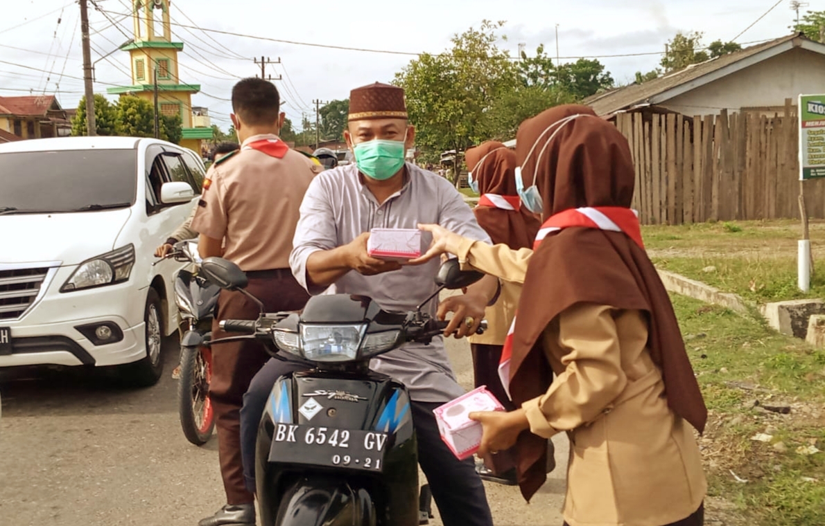 Ambalan Muda Sedia dan Laksamana Keumalahayati Berbagi Takjil dan Masker.