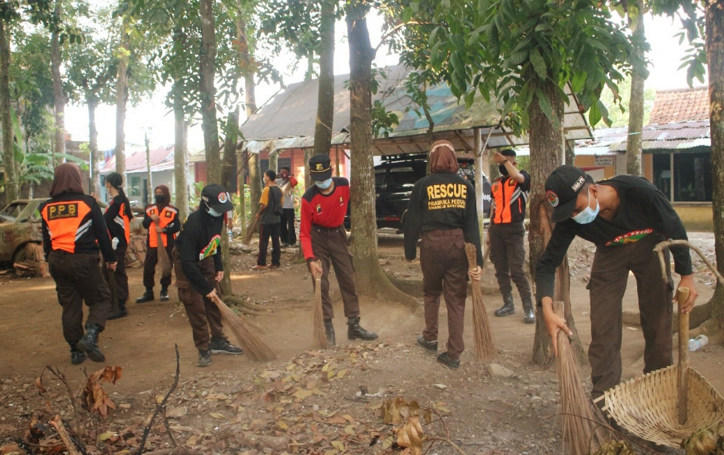 Peringatan Hari Lingkungan Hidup, Pramuli Banyumas Bersihkan Hutan Kota