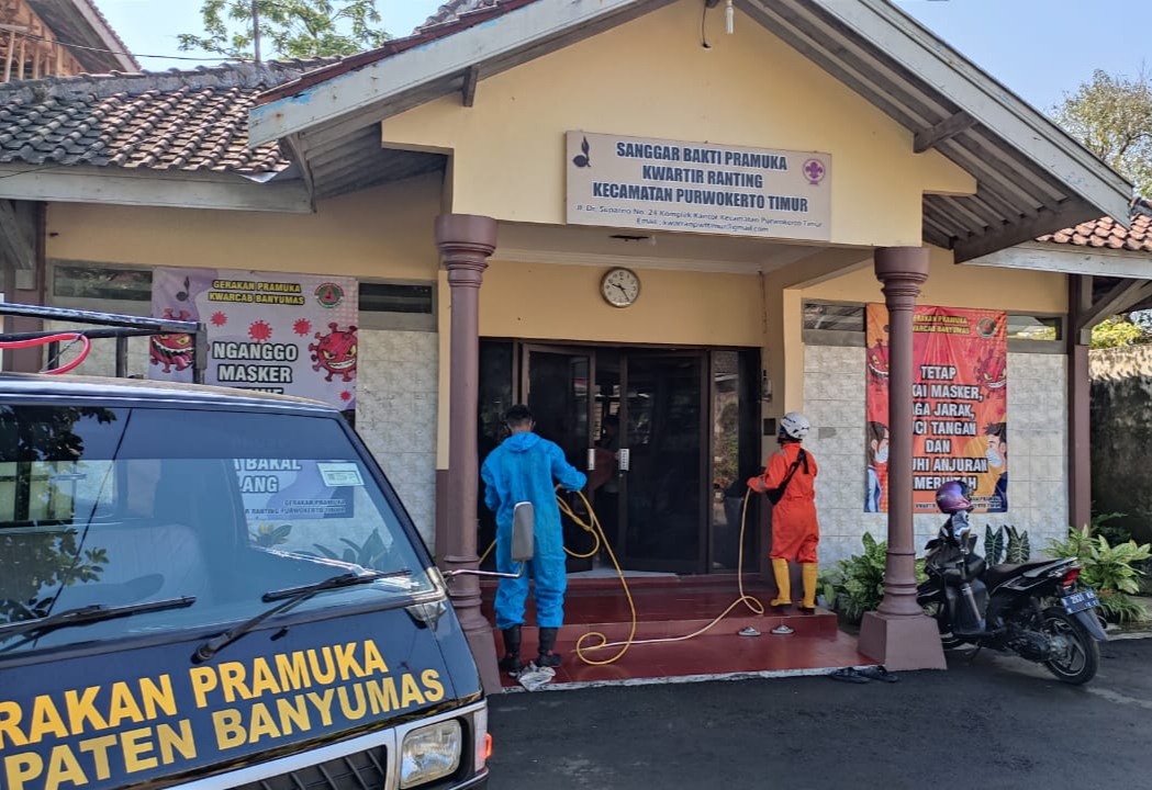 Pramuka Peduli Banyumas Gelar Penyemprotan Desinfektan di Arcawinangun