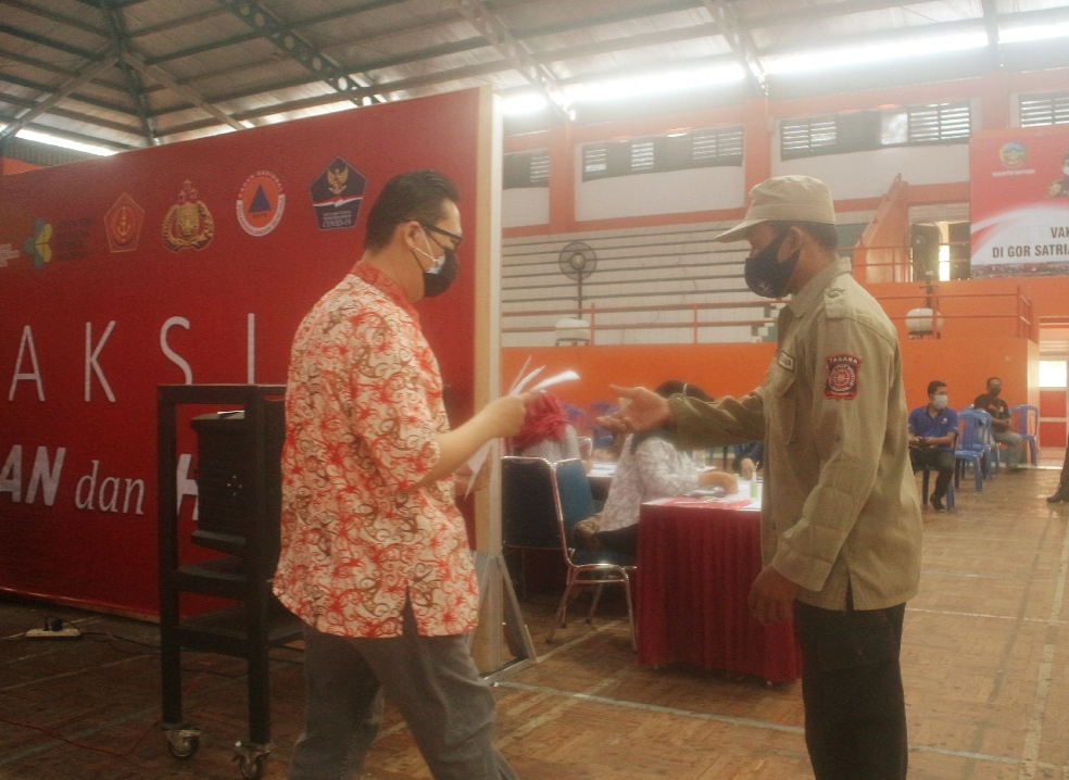 Pramuka Peduli Kwarcab Banyumas Bantu Kelancaran Vaksinasi Vaberaya