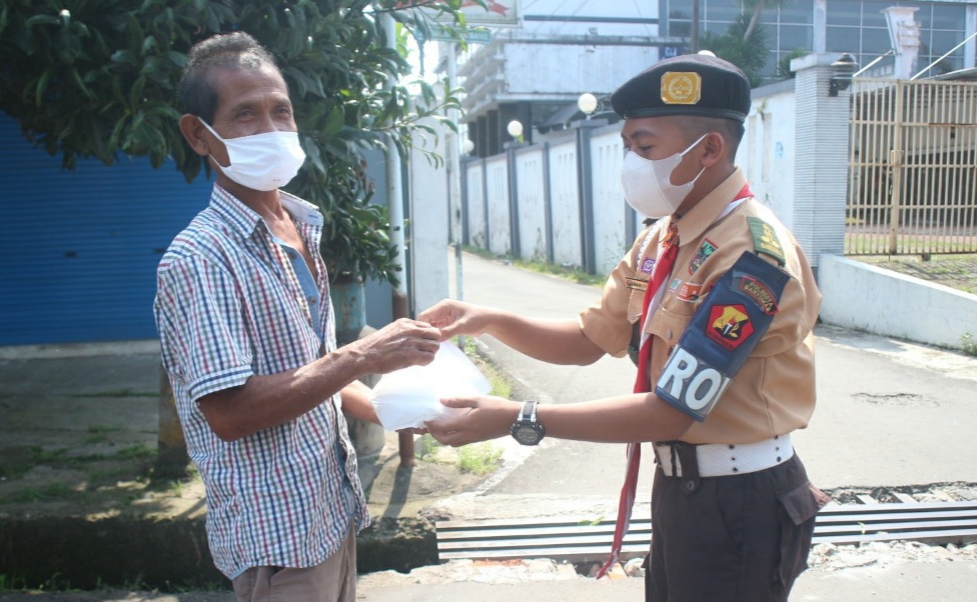 Penerapan PPKM Darurat : Pramuka Banyumas Berbagi Nasi kepada Warga