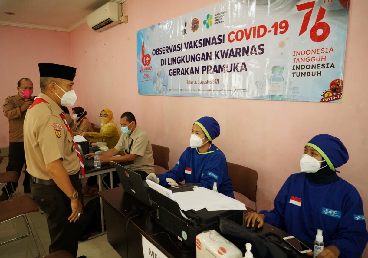 Sekjen Bersama Staf di Lingkungan Kwarnas Gerakan Pramuka Ikut Program Vaksinasi Dosis Kedua