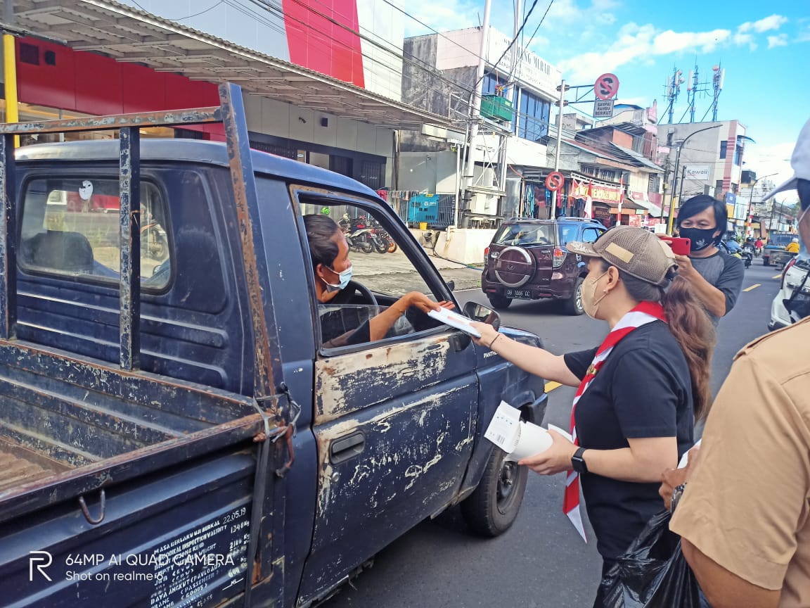 Bulan Bakti Pramuka, Satgas Pramuka Peduli Kwarda Sulut Bagi Masker di Kota Tomohon