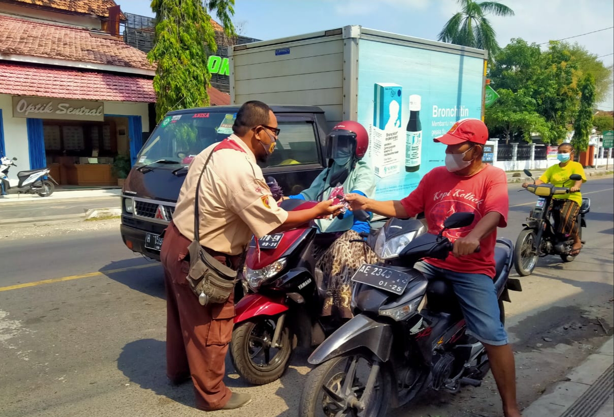 Ramaikan Bulan Bakti Pramuka, Pramuka Cepu Bagikan Masker.