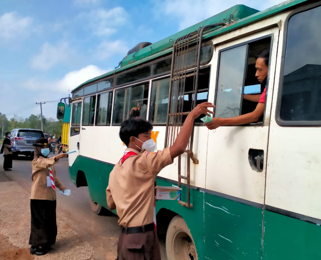 Gelar Bulan Bakti Pramuka,Pramuka Banyuasin Bagi-bagi Masker dan Vitamin C