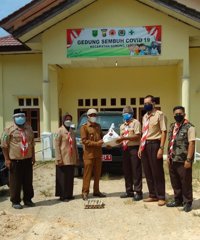 Warga Yang Sedang Jalani Isoman Dapat Bantuan Paket Sembako Dari Pramuka