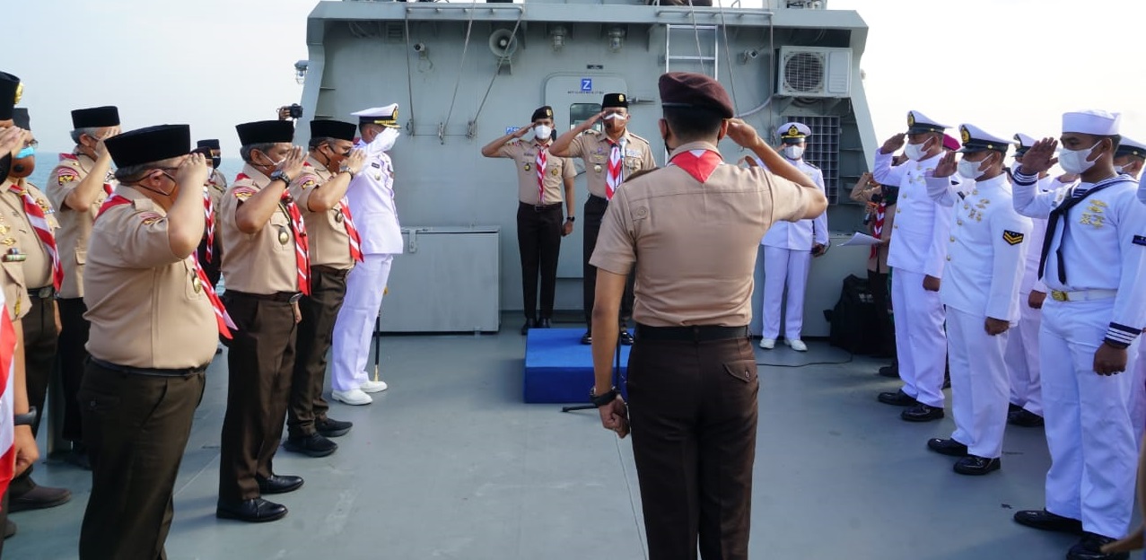 Hari Pramuka ke-60, Kwarnas Gelar Upacara Tabur Bunga di Teluk Jakarta dari Atas KRI Kurau