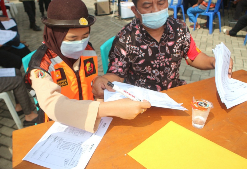 Pramuka Banyumas Bantu Pelaksanaan Vaksinasi Merdeka Candi di Disnaker UKM