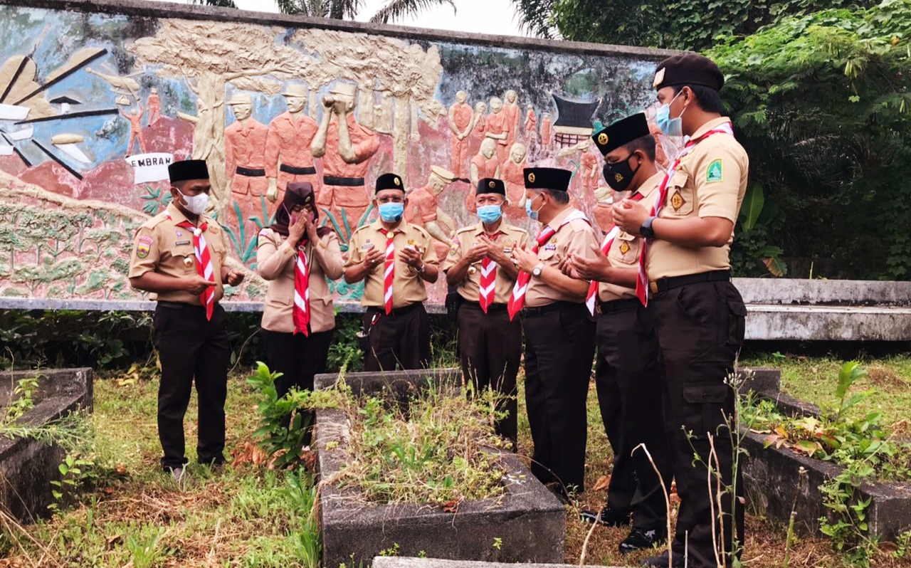 Sambut Hari Pramuka,  Kwarda Sumut Ziarah Makam Korban Pesawat Jatuh
