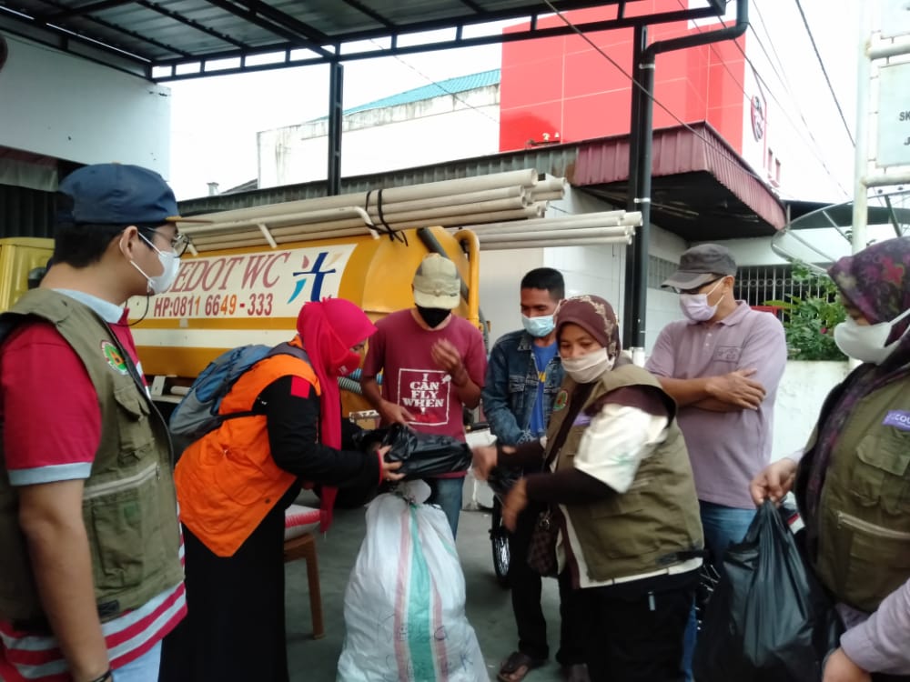 Pramuka Kota Solok Bantu Warga Yang Terdampak Korban Kebakaran