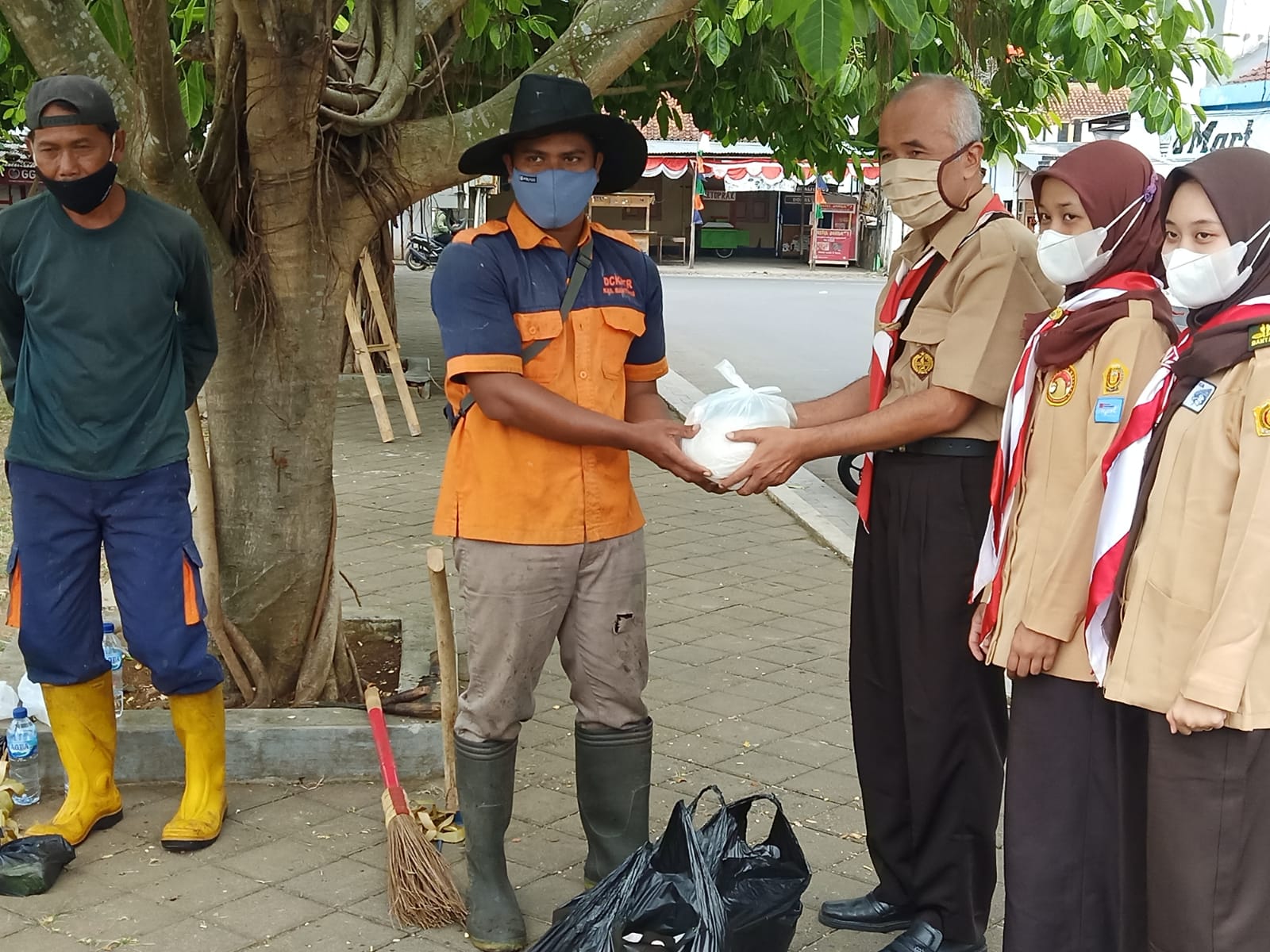 Pramuka Banyumas Berbagi Sembako Kepada Warga Isoman, Abang Becak, Pemulung, dan Pengemis