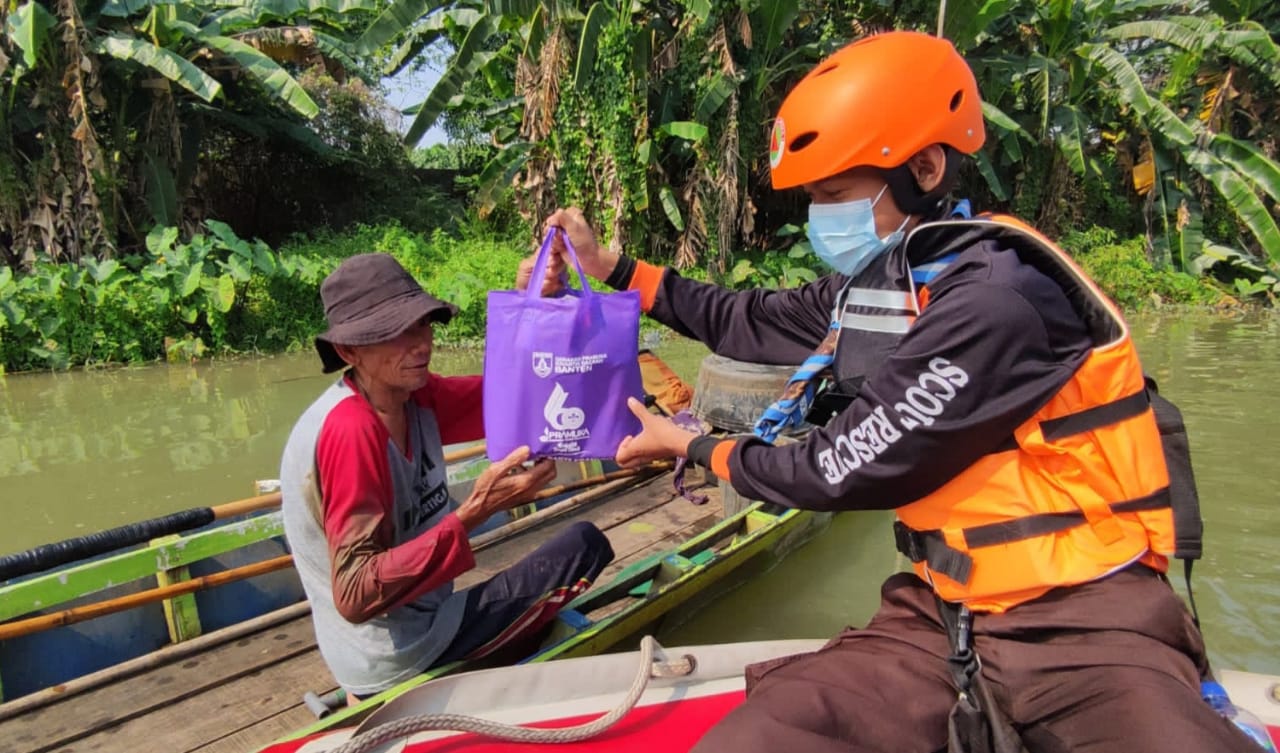 Pramuka Kota Tangerang Beri Paket Kebahagiaan Kepada Nelayan Sungai Cisadane