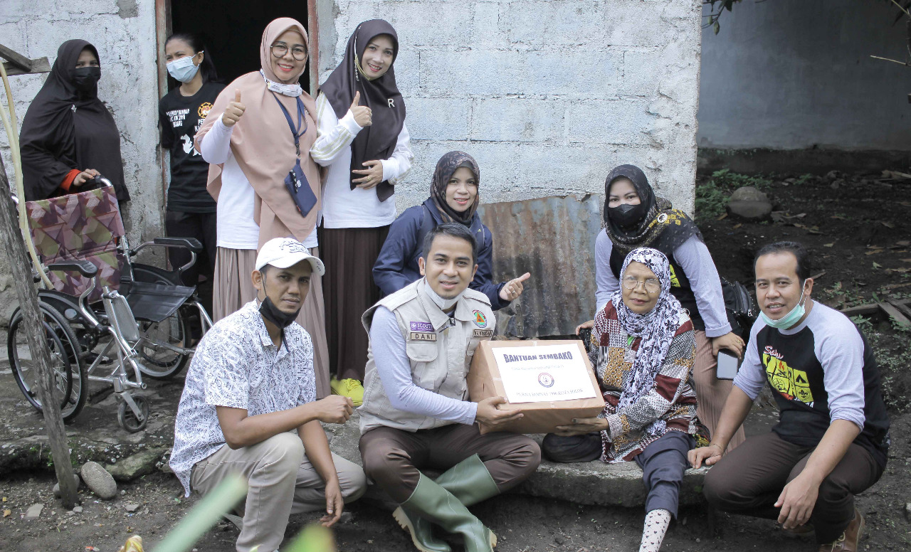 Purna Jamnas 1996 Bagikan Sembako Kepada Warga Yang Kurang Beruntung