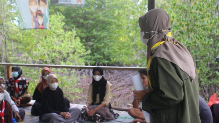 Pramuka Pulau Bawean Diedukasi Peran Hutan Mangrove oleh Pramuka Universitas Indonesia