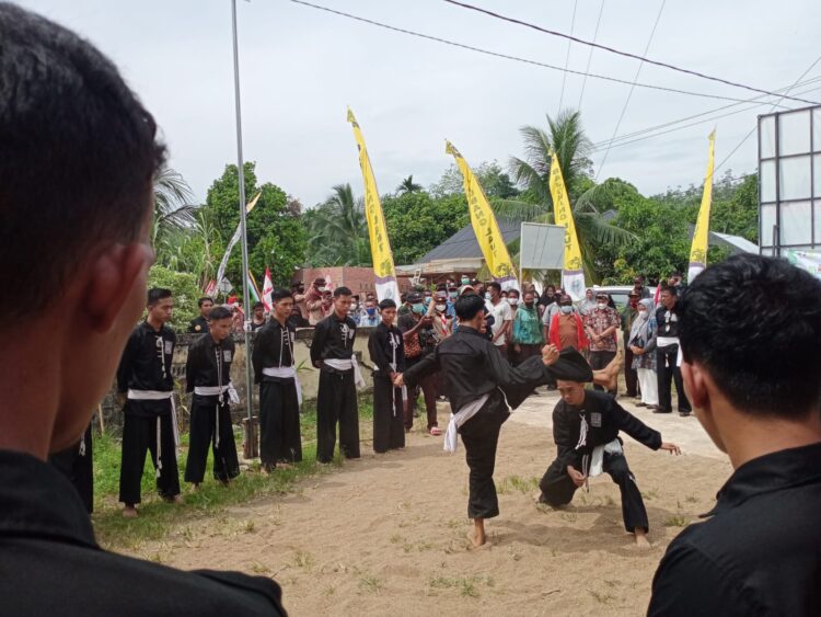 Kedatangan Kontingen Papua Barat Disambut Pencak Silat