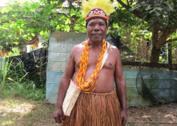 Gaya Kontingen Papua Barat Mengenalkan Pakaian Adat Daerahnya