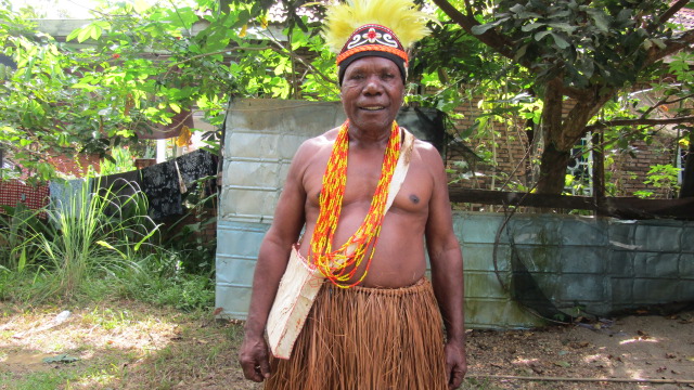 Gaya Kontingen Papua Barat Mengenalkan Pakaian Adat Daerahnya