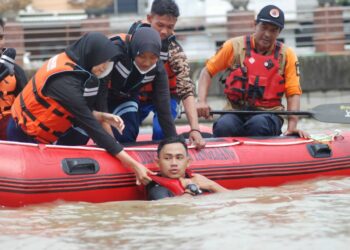 Diawasi BPBD dan Tagana, Kwarcab bersama Dispora Kota Tangerang Gelar Latihan Water Rescue