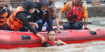 Diawasi BPBD dan Tagana, Kwarcab bersama Dispora Kota Tangerang Gelar Latihan Water Rescue