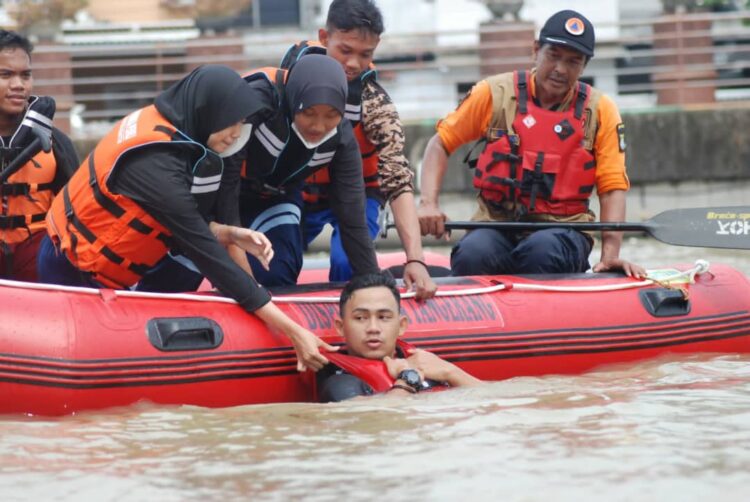 Diawasi BPBD dan Tagana, Kwarcab bersama Dispora Kota Tangerang Gelar Latihan Water Rescue