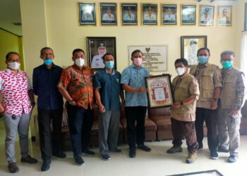 Kwarnas Serahkan Bantuan dan Penghargaan kepada Kwarda Jatim