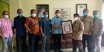 Kwarnas Serahkan Bantuan dan Penghargaan kepada Kwarda Jatim