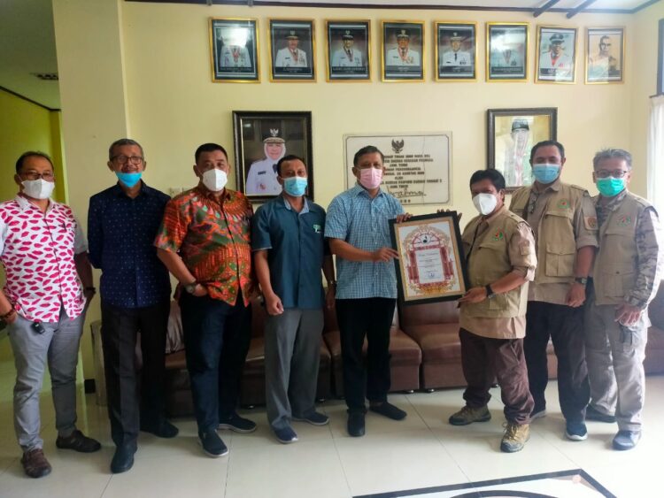 Kwarnas Serahkan Bantuan dan Penghargaan kepada Kwarda Jatim