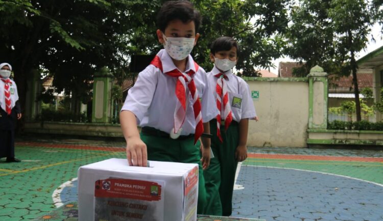 SD Al Azhar Syifa Budi Solo Gelar Donasi Kencleng Cintaku untuk Semeru