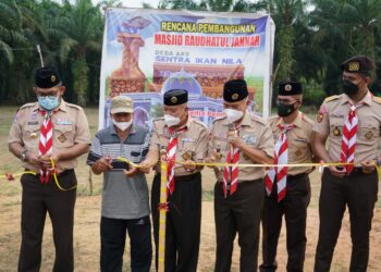 Foto – Gunting Pita Tanda Pembangunan Masjid Raudatul Jannah Desa Muaro Singoan
