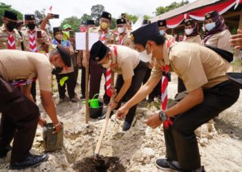 Foto – Tanam Pohon Buah-Buahan di Buper Abdurrahman Sayoeti Musa