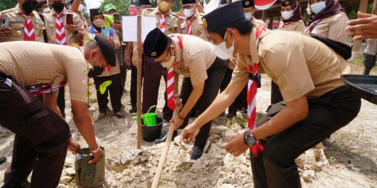 Foto – Tanam Pohon Buah-Buahan di Buper Abdurrahman Sayoeti Musa