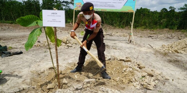 Foto – Tanam Pohon Buah-Buahan di Buper Abdurrahman Sayoeti Musa