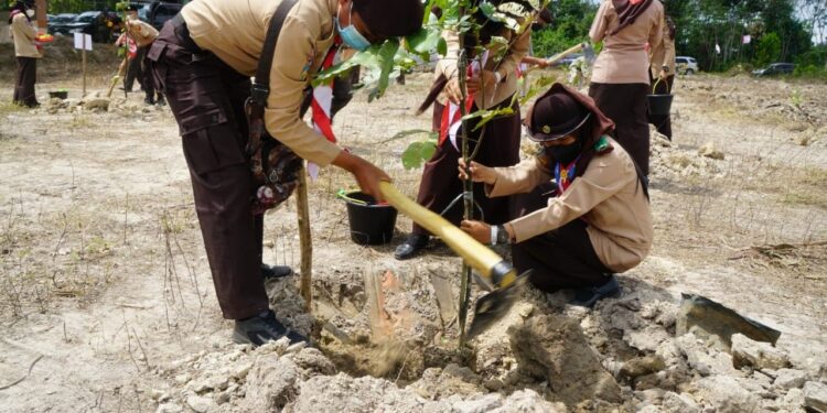 Foto – Tanam Pohon Buah-Buahan di Buper Abdurrahman Sayoeti Musa