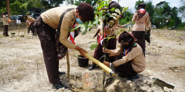 Giat Bakti Fisik : Peserta PWN Jambi Tanam Ratusan Bibit Buah-buahan