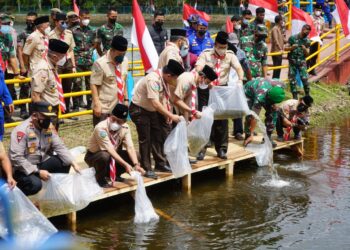 Foto – Tebar Benih Ikan Hias di Lokasi PWN Jambi 2021